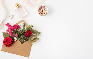 Obraz na płótnie Canvas Love or valentine's day concept. Red beautiful roses in envelopen