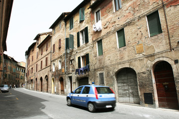 Polizeiauto in der Via Pispini in Siena