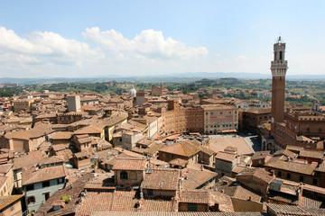 Blick auf den Piazza del Campo mit Palazzo Pubblico in Siena