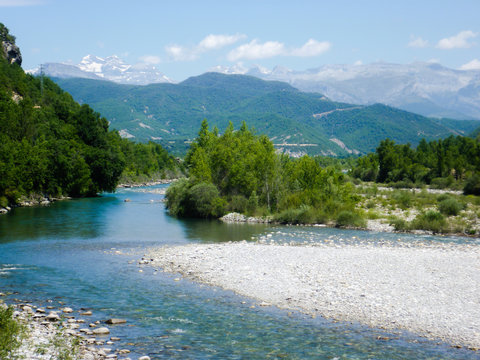 Pirineos y río