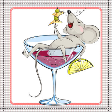 The little mouse in the glass with a cocktail
