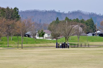 公園で集団行動の練習をする人たち
