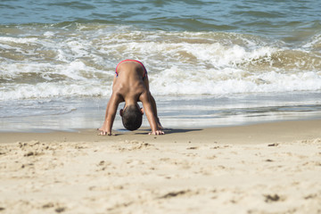 CRIANÇA BRINCANDO NA PRAIA 