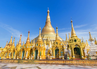 Fototapeta premium Shwedagon big golden pagoda in rangoon, Myanmar(Burma) on blue sky 