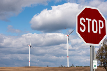 Windkraftanlagen verschandeln die Landschaft
