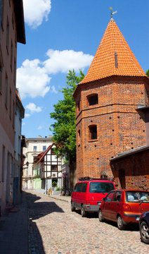 Baszta Monstrancja, stojąca w ciągu mur&oacute;w miejskich oddzielających Stare i Nowe Miasto, Toruń, Polska 