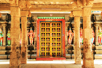 Murs sculptés colorés du temple indien.