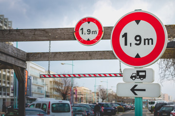 French panels indicating the height limited