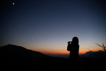 Fototapeta premium Camera girl at dusk