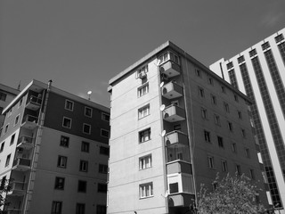 Hohe Mietshäuser mit Eckbalkons im Sommer bei Sonnenschein im Stadtteil Erenköy in Istanbul am...