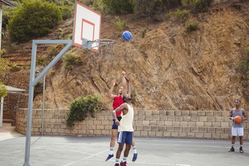 Obraz premium Basketball players playing in basketball court