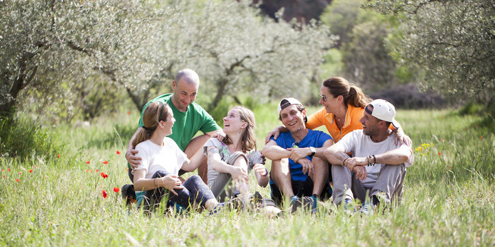 Amigos disfrutando en el campo