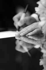 mano che firma con una penna un atto di matrimonio