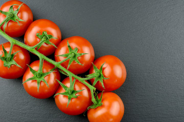 Tomaten - Rispentomaten auf einer Schieferplatte mit Textfreiraum