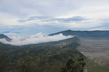 The advance of the clouds towards the volcano