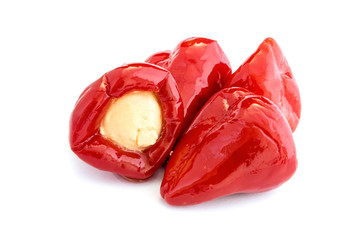 Paprika Kirschpaprika gefüllt mit Frischkäse Anitpasti isoliert freigestellt auf weißen Hintergrund, Freisteller