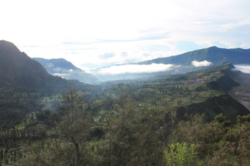 Naklejka premium Posuwanie się chmur w kierunku wulkanu
