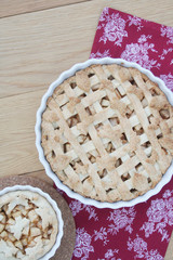 Crostata alle mele e cannella su tavolo di legno