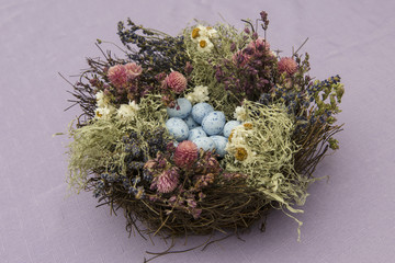 Naklejka premium Easter bird nest with eggs decoration isolated on pink