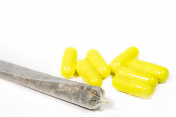 Cannabis und Pillen auf Weiß, Hanf als Arznei und Medikamt gegen Schmerzen