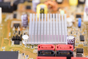 Hauptplatine im Computer mit Transistoren und CPU
