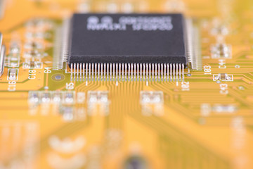 Hauptplatine im Computer mit Transistoren und CPU