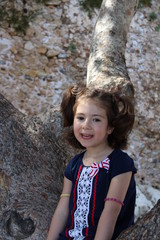 niña con coletas y vestido azul marino