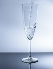Champagner einfüllen zum apero an Fest und Party