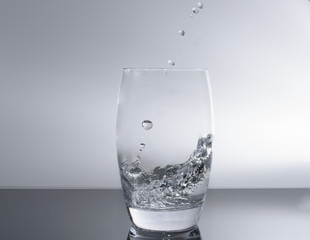 Wasserglas mit Tropfen von Mineralwasser 