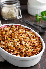 Crumble with berries and oat cereals