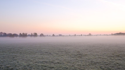 Ostfriesische Landschaften, Morgenreif auf der Weide mit leichtem Nebelim Sonnenaufgang