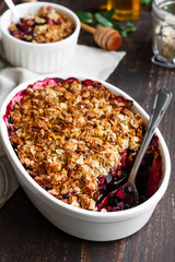 Crumble with berries and oat cereals