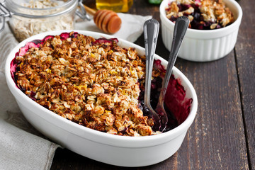 Crumble with berries and oat cereals