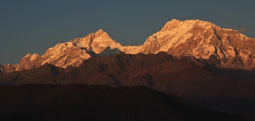 Pieken van het Manaslu-gebergte bij zonsondergang. Uitzicht vanaf Ghale Gaun, Nepal.