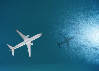 Keuken foto achterwand Vliegtuig Vliegtuig vliegt over een zee, uitzicht van bovenaf
