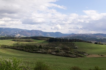 Obraz premium Dramatyczne chmury, deszcz w oddali. Słowacja