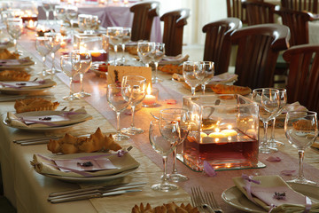 Elegante tavolo apparecchiato e illuminato con candele 