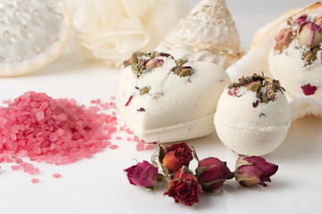 Bomb salt bath decorated with dried roses
