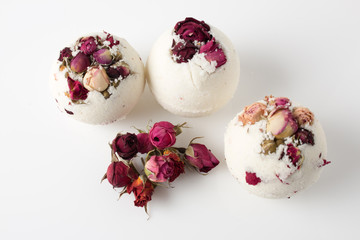 Bomb salt bath decorated with dried roses