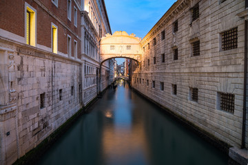 Obraz premium Bridge of Sighs in Venice seen at dawn. Venice, Veneto, Italy