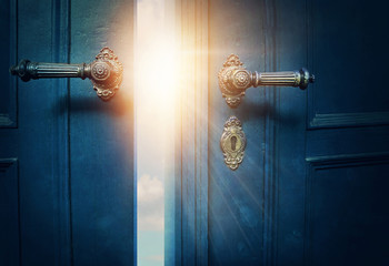 Obraz premium Otwórz niebieskie drzwi