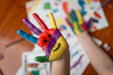 Obraz premium Painted hand with smiley
