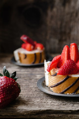 Biscuit roll with strawberries and chocolate