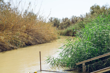 Живописная пустынная долина священной реки Иордан