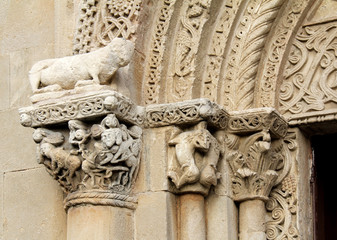 chiesa romanica di Santa Fede a Cavagnolo (Torino); i capitelli delle colonnine del portale