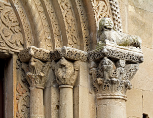 chiesa romanica di Santa Fede a Cavagnolo (Torino); i capitelli delle colonnine del portale