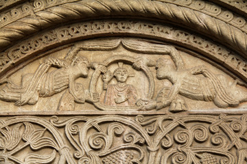 Cristo tra due angeli; lunetta del portale della chiesa romanica di Santa Fede a Cavagnolo (Torino)