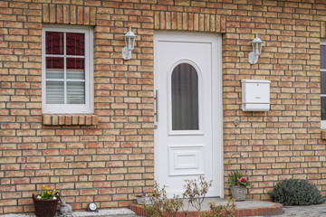 Fototapeta na wymiar Fassade mit weißer Haustür 