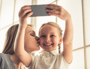 Naklejka premium Mom and daughter