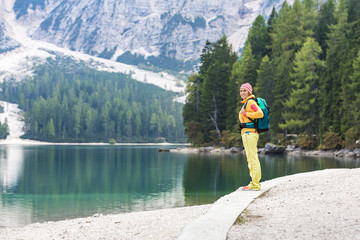 Frau bei einer Wanderung am Bergsee